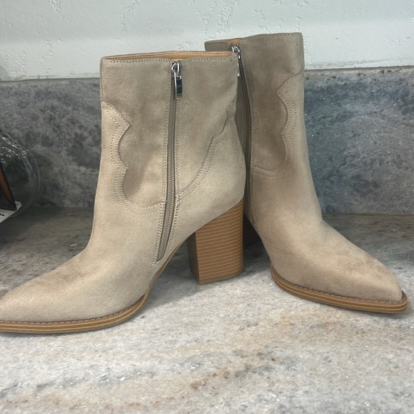 NWT Nine West Women's Beige Suede Western Style Ankle Boots - Picture 6 of 7